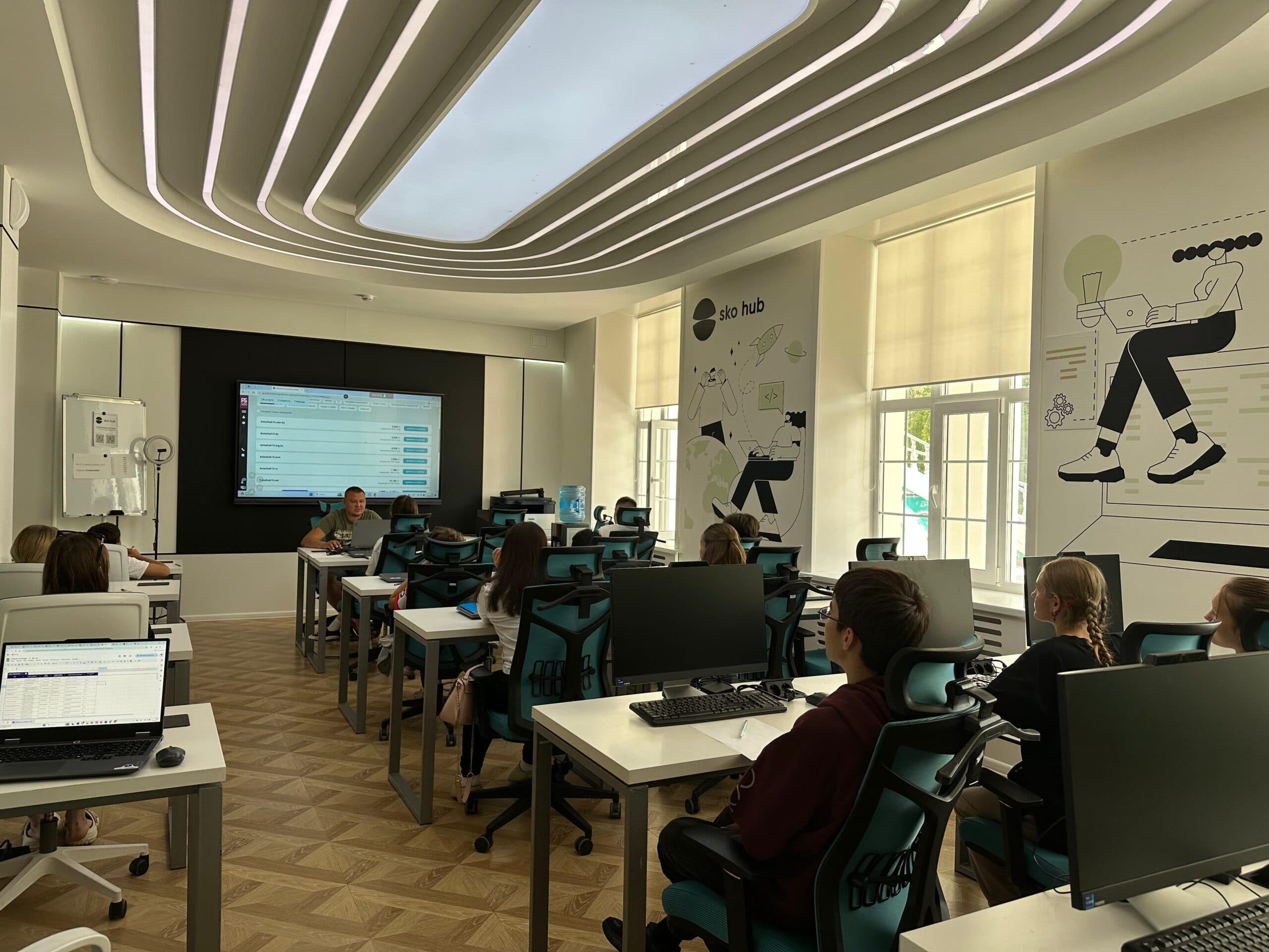 Занятие бесплатного IT-лагеря для подростков в SKO Hub, Петропавловск, июль 2025 года